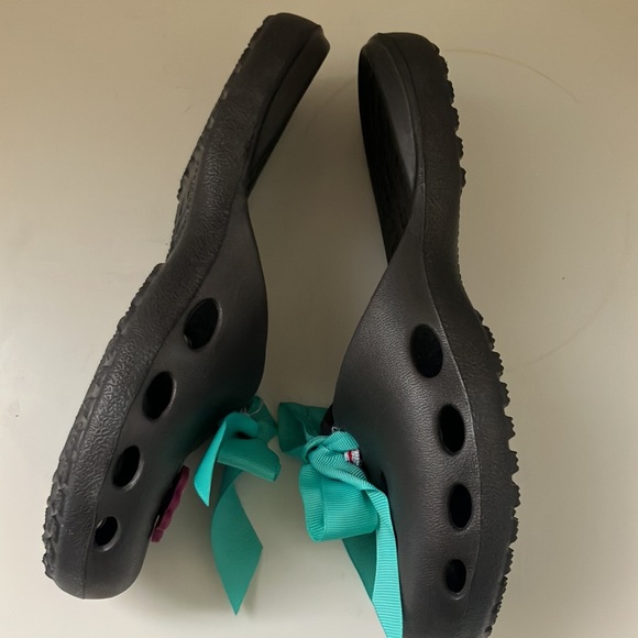 CROCS Shoes Crocs Audrey Hallmark Slides Black With Green Ribbon 